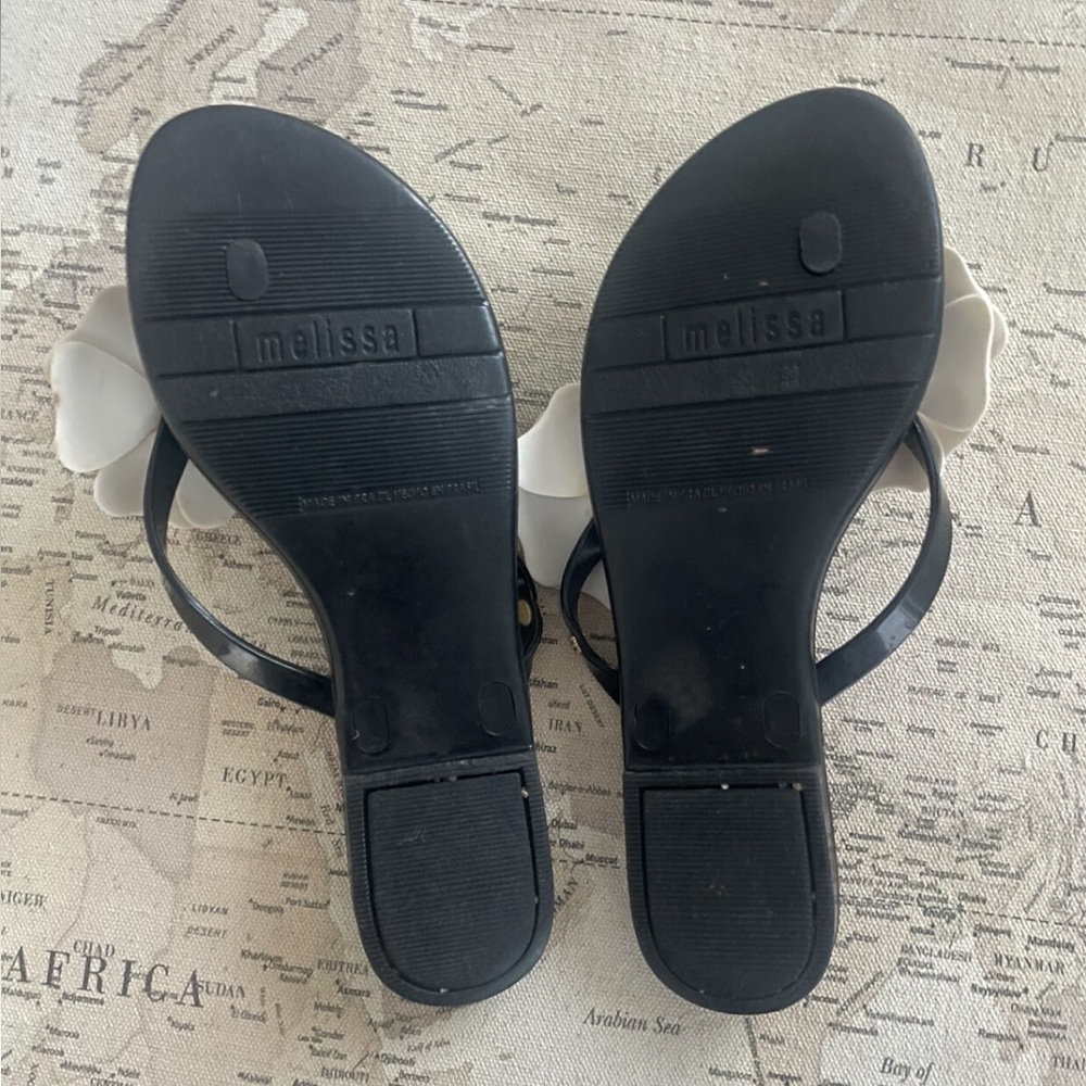 Mini Melissa Jelly Flip Flops Size 7.5 Black With White Flowers - Picture 4 of 6